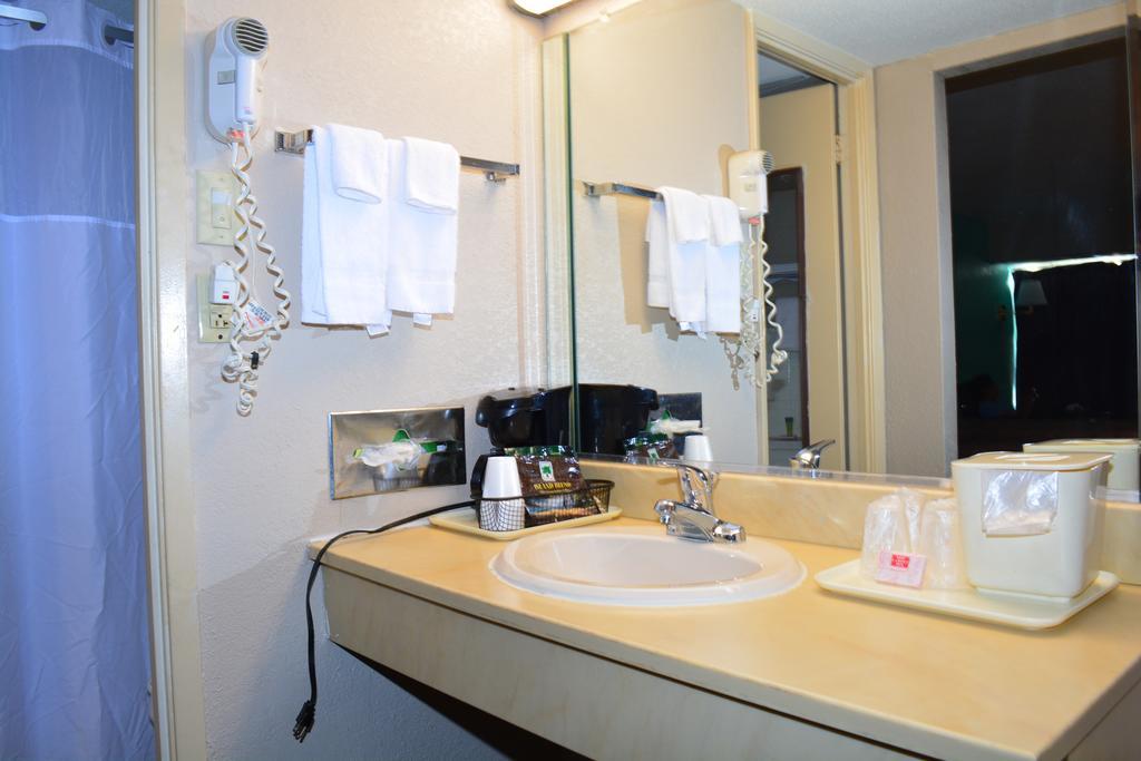 Red Carpet Inn And Suites Скрантон Экстерьер фото