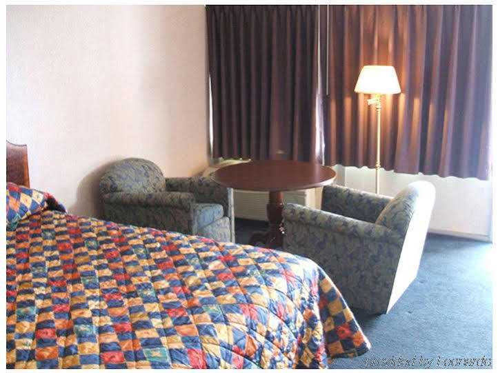 Red Carpet Inn And Suites Скрантон Экстерьер фото